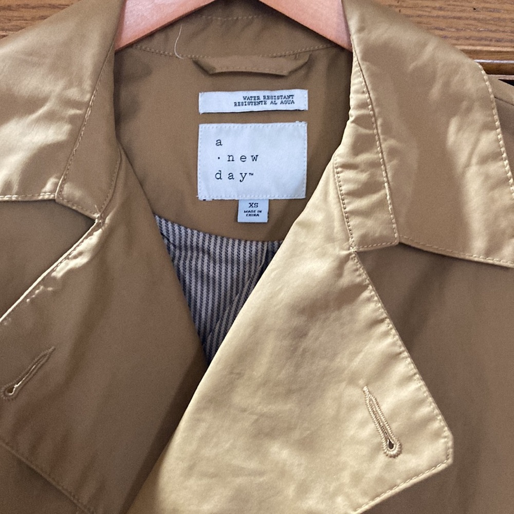 Women’s Trench Coat, new w/o tags. XS but Fits like size Small. - Picture 6 of 9